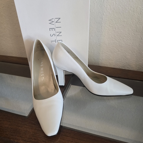 Nine West white leather classic pumps/heels. - Picture 3 of 5